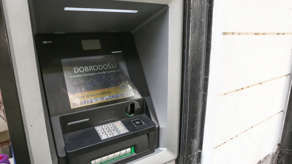 - 06.11.2019 - Bankomat amerike korporacije EURONET  Stari trg 4 v Ljubljani   //FOTO: Luka Cjuha.