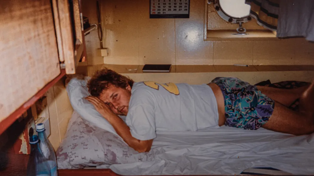 Lotos Vincenc &Scaron;parovec v kabini na tovorni ladji Bočna po tistem, ko so ga re&scaron;ili iz morja.