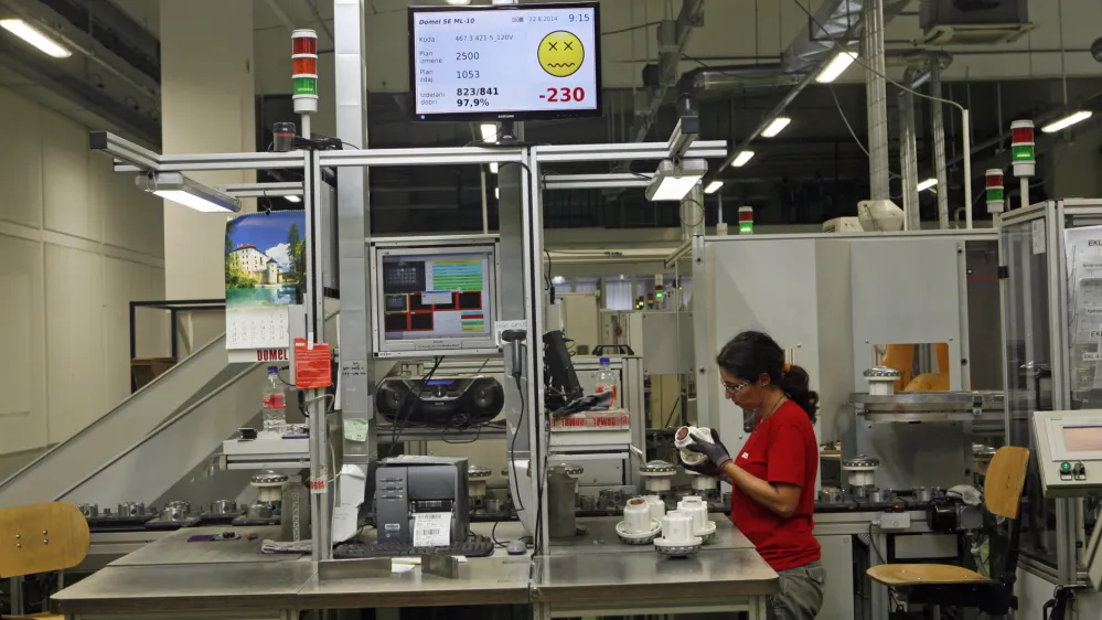 proizvodnja - meritev uspenosti delavca na tekočem traku - norma delavca - ocenjevanje delovne uspenosti delavca - delavec - tekoči trak- 22.08.2014 - Podjetje DOMEL, elektromotorji in gospodinjski aparati d.o.o. elezniki, - globalni razvojni dobavitelj dovrenih reitev elektromotornih pogonov in komponent, temelječih na lastnih inovativnih tehnologijah - //FOTO: Toma Skale