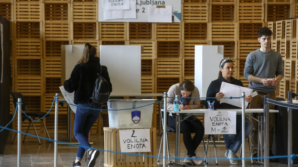  Volišče omnia na katerem glasujejo volilni upravičenci zunaj okraja stalnega prebivališča, Gospodarsko razstavišče- 24.04.2022 – Parlamentarne volitve 2022 - Volitve devetega sklica Državnega zbora Republike Slovenije - druge redne državnozborske volitve po letu 2008 //FOTO: Luka Cjuha