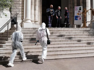 V mestu Nica na jugu Francije je bil danes v napadu z nožem, ki ga je zagrešil moški, opisan kot duševno moten, hudo ranjen duhovnik.