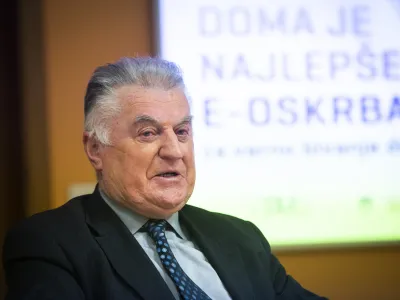 Ljubljana, sluzba vlade za razvoj in evropsko kohezijsko politiko.<br>Novinarska konferenca, na kateri so predstavili podrobnosti javnega razpisa in izvajanja storitve e-oskrbe na domu.<br>Predsednik Zveze drustev upokojencev Slovenije Janez Susnik.