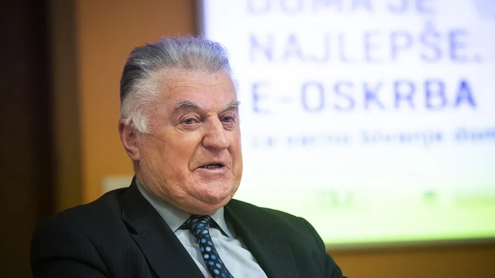 Ljubljana, sluzba vlade za razvoj in evropsko kohezijsko politiko.<br>Novinarska konferenca, na kateri so predstavili podrobnosti javnega razpisa in izvajanja storitve e-oskrbe na domu.<br>Predsednik Zveze drustev upokojencev Slovenije Janez Susnik.