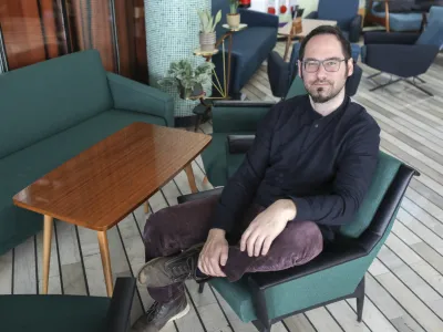 - 21.04.2022 – dr. Gal Kirn, politični in kulturni teoretik – avtor knjige Partizanski Protiarhiv: umetniški in spominski prelomi jugoslovanskega NOB //FOTO: Jaka Gasar