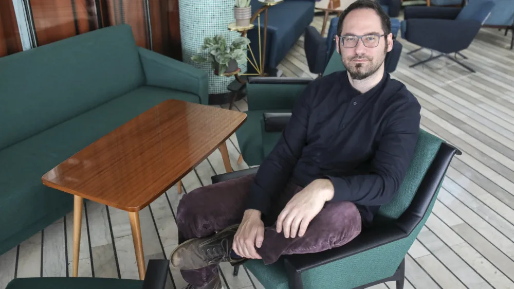 - 21.04.2022 – dr. Gal Kirn, politični in kulturni teoretik – avtor knjige Partizanski Protiarhiv: umetniški in spominski prelomi jugoslovanskega NOB //FOTO: Jaka Gasar