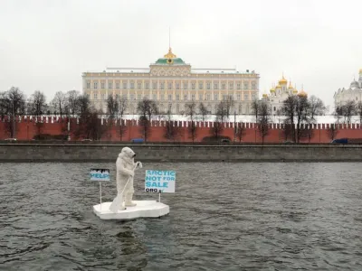 Wearing a costume of polar bear a Greenpeace activist takes part in a staged show on the Moskva River in front of the Kremlin in Moscow on April 1, 2013. According to Greenpeace the staged show was aimed to draw attention to the threats of the catastrophic climate consequences of Arctic oil drilling. AFP PHOTO / ANDREY SMIRNOV