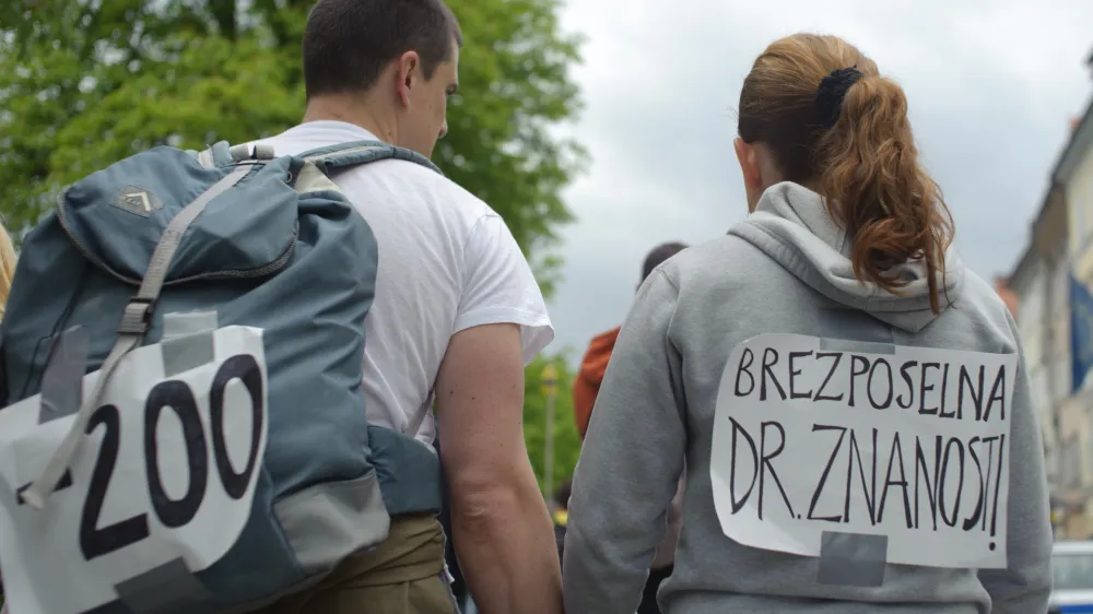   - ilustrativna fotografijamladi,brezposelnost,doktorica znanosti,izobrazba  - Ljubljana 27.04. 2013 - peta vseslovenska ljudska vstaja na dravni praznik, Dan boja proti okupatorju pod geslom Skupaj in odločno PROTI! - Pomlad ljudstva, ki se znova prebuja! - za suvereno, pravno in socialno dravo ter vladavino ljudstva,Ť - protest - demonstracije - - protestniki začasno okupirali nekdanji kino Triglav     //FOTO: Toma Zajelnik