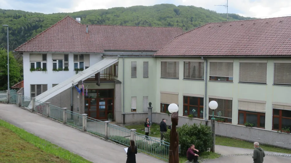 Vse kaže, da je bil torkov strel na osnovni šoli Žužemberk sprožen po nesreči. Učenci, tudi štirinajstletnik, ki je pištolo prinesel v šolo, so pretreseni. F Dragana Stankovič