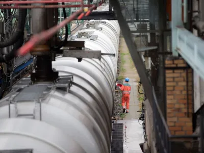 An employee prepares a train loaded with gasoline at the Petrolchemie and Kraftstoffe (PCK) oil refinary in Schwedt/Oder, October 20, 2014.  REUTERS/Axel Schmidt