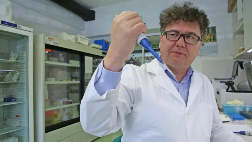 - 16.02.2018 - izr. prof. dr. Miroslav Petrovec, dr. med., klinični mikrobiolog - predstojnik Intituta za mikrobiologijo in imunologijo Medicinske fakultete Univerze v Ljubljani, vodja Laboratorija za diagnostiko virusnih infekcij (VIN)//FOTO: Toma Skale