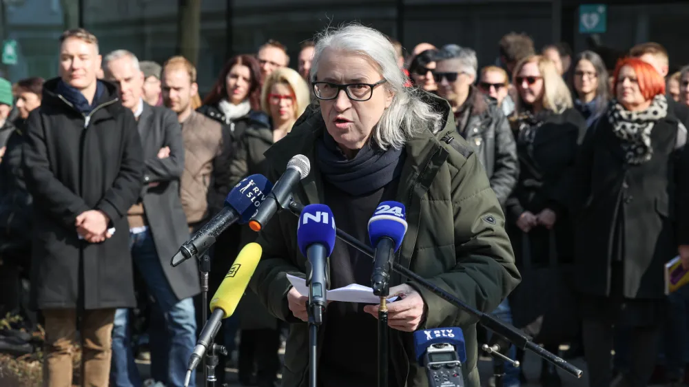 Ljubljana, pred RTV Slovenija.<br>Zaposleni na RTV Slovenija so opozorili na siromasenje programa, stopnjevanje pritiska in politizacijo.<br>Voditelj Studia City Marcel Stefancic.