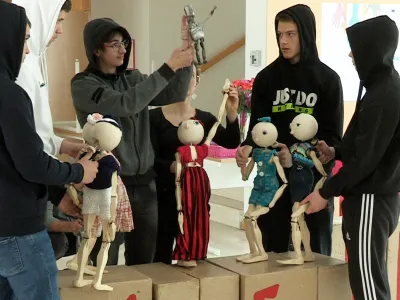 Demokracija in lutkarstvo je ime mednarodnega projekta Erasmus, v okviru katerega so dijaki Srednje &scaron;ole Ravne izdelali eno jekleno in eno kovano lutko.&nbsp;