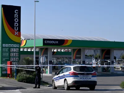 29.04.2022., Zadar - Policijski ocevic u luci Gazenica nakon pucnjave i pregovaranja s napadacem koji se u jutarnjim satima predao i uhicen je. Photo: Dino Stanin/PIXSELL