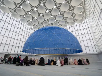 Ljubljana, Muslimanski kulturni center.<br>Verski del podelitve slovesnosti ob inavguraciji ljubljanskega muftija Nevzeta Porica, ki so se je udelezili predstavniki slovenskega verskega, kulturnega, politicnega in javnega zivljenja ter predsednik republike Borut Pahor.