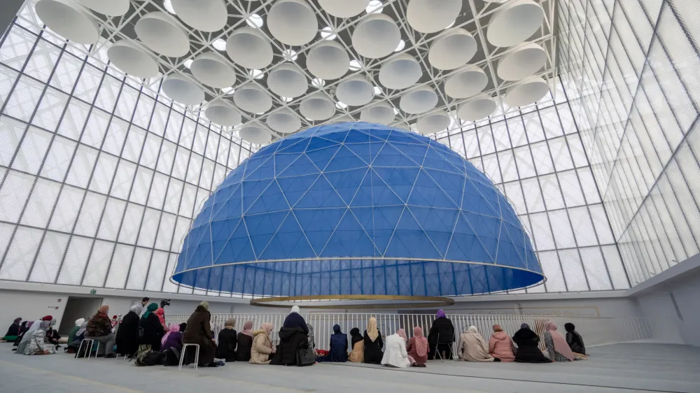 Ljubljana, Muslimanski kulturni center.<br>Verski del podelitve slovesnosti ob inavguraciji ljubljanskega muftija Nevzeta Porica, ki so se je udelezili predstavniki slovenskega verskega, kulturnega, politicnega in javnega zivljenja ter predsednik republike Borut Pahor.