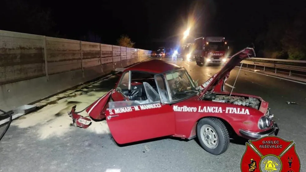 Starodobnik je bil povsem uničen, voznika je odneslo iz avta in je na kraju nesreče umrl. F PGD Slovenska Bistrica