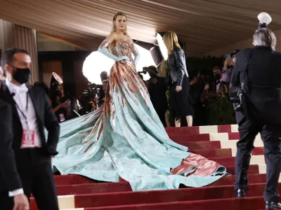Blake Lively je osupnila v Versacejevi obleki brez naramnic z dragulji in rožnato pentljo, ki se je vlekla za njo, ko se je sprehodila po rdeči preprogi.