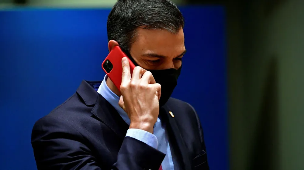 Španski premier Sanchez govori po mobilnem telefonu, ki so mu očitno prisluškovali.