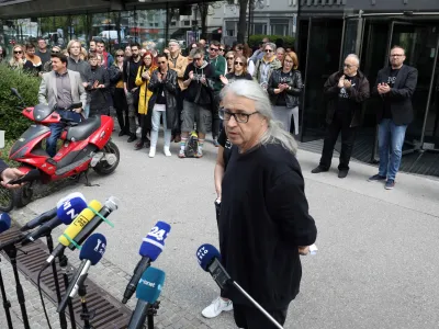 Marcel Štefančič, odstavljeni voditelj Studia City<br><br><br>- 03.05.2022 – Mednarodni dan svobode medijev - Sindikat novinarjev Slovenije ob svetovnem dnevu svobode medijev pred RTV spregovorili o aktualnem dogajanju v javnem mediju; Nikogaršnji hlapci! Za javni RTV in avtonomno novinarstvo!<br><br>//FOTO: Tomaž Skale