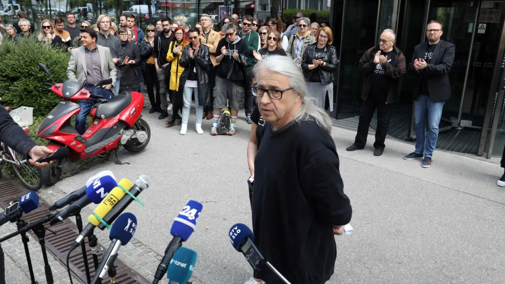 Marcel Štefančič, odstavljeni voditelj Studia City<br><br><br>- 03.05.2022 – Mednarodni dan svobode medijev - Sindikat novinarjev Slovenije ob svetovnem dnevu svobode medijev pred RTV spregovorili o aktualnem dogajanju v javnem mediju; Nikogaršnji hlapci! Za javni RTV in avtonomno novinarstvo!<br><br>//FOTO: Tomaž Skale