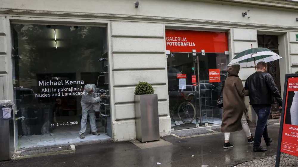 galerija Fotografija - priprave za odprtje- 29.04.2020  Epidemija Koronavirus COVID-19 v Sloveniji  rahljanje ukrepov  znova odprte knjinice, galerije in muzeji  //FOTO: Luka Cjuha.