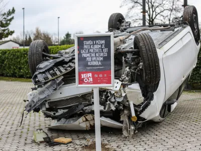 simbolična fotografija, prometna varnost, vonja pod vpivom alkohola- 27.11.2018 - novinarska konferenca s predstavitvijo rezultatov vseslovenske iniciative za manj voenj mladih pod vplivom alkohola Heroji furajo v piamah; //FOTO: Bojan Velikonja