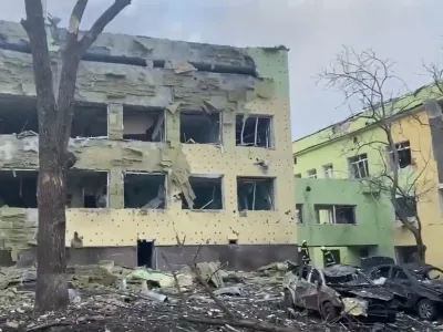Ukrajina, Mariupolj.<br>V ruskem zracnem napadu na bolnisnico v ukrajinskem pristaniskem mestu Mariupolj sta bila unicena porodnisnica in otroski oddelek, ranjenih je bilo najmanj 17 ljudi.