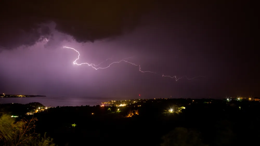 Strele, nevihta, neurje, globalno segrevanje ozračja, metereologija- 03.08.2019  Nevihta nad Trakim in Piranskim zalivom v Severnem jadranu. //FOTO: Bojan Velikonja