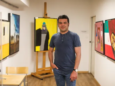 Navid Fadaee Nazer, iranski slikar in akademsko izobražen filmski ustvarjalec, ki že četrto leto stanuje v Mariboru.
&nbsp;