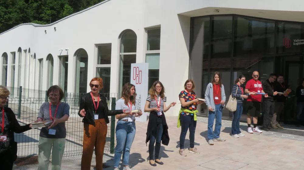 Takole je približno 150 krajanov Krškega ustvarilo živo verigo in pomagalo seliti knjige v nove prostore.