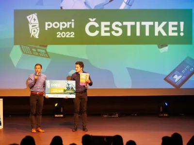 Janez Goršin (levo) in Martin Božič ob razglasitvi zmagovalcev letošnjega tekmovanja Popri. (Foto: Rok Perič)