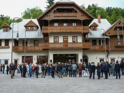 - 08.05.2017 - odprtje prenovljenega poslopja vicarija v parku Tivoli, Pod turnom 4 nad Tivolskim gradom v Ljubljani, kulturni spomenik lokalnega pomena namenjen za potrebe kulturne infrastrukture - rezidenčni center z bivalnimi in delovnimi prostori za umetnike.-<br> <br><br> <br><br> <br><br>//FOTO: Bojan Velikonja