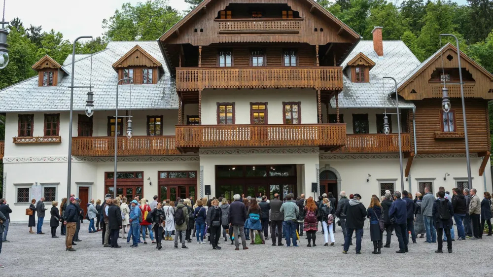 - 08.05.2017 - odprtje prenovljenega poslopja vicarija v parku Tivoli, Pod turnom 4 nad Tivolskim gradom v Ljubljani, kulturni spomenik lokalnega pomena namenjen za potrebe kulturne infrastrukture - rezidenčni center z bivalnimi in delovnimi prostori za umetnike.-<br> <br><br> <br><br> <br><br>//FOTO: Bojan Velikonja
