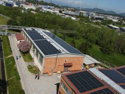 Cinkarna Celje se ponaša s sončnima elektrarnama na dveh objektih v Celju, s čimer bodo pokrili približno poldrugi odstotek letne porabe energije.&nbsp;