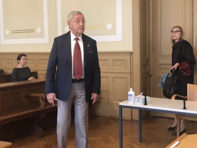 Obtoženi Walter Wolf je včeraj vendarle prišel na mariborsko okrožno sodišče in se soočil z očitkom, da je v aferi Patria pral denar. Očitke iz obtožnice je označil za bedarije.&nbsp;