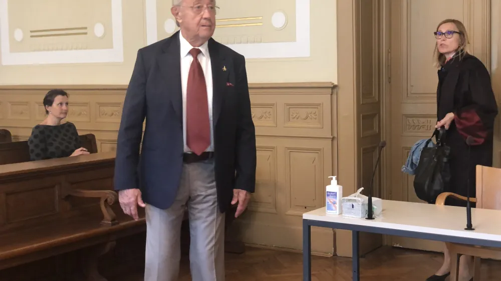 Obtoženi Walter Wolf je včeraj vendarle prišel na mariborsko okrožno sodišče in se soočil z očitkom, da je v aferi Patria pral denar. Očitke iz obtožnice je označil za bedarije.&nbsp;