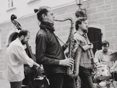 Kontrabasist Robert Jukič bo za uvod festivala s svojim kvartetom, v katerem so še Boštjan Simon (tenorski saksofon), Tomaž Gajšt (trobenta) in Kristijan Krajnčan (bobni), premierno predstavil album Caminos de Gloria (2021).