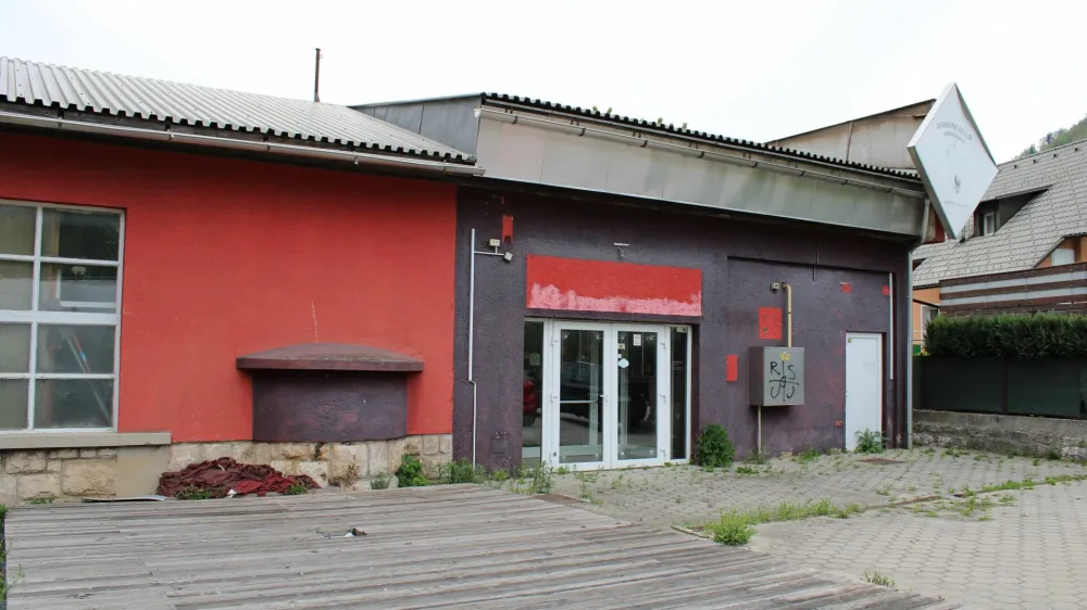 Jeseniška občina bo izkoristila predkupno pravico in od DUTB odkupila kegljišče Podmežakla. Foto: Občina Jesenice