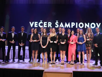 - 18.05.2022 - Smučarska zveza Slovenije - Večer šampionov SZS v Unionski dvorani - podelitev kipcev bloškega smučarja in plaket Smučarske zveze Slovenije za izjemne športne dosežke za sezono 2021/22 //FOTO: Bojan Velikonja
