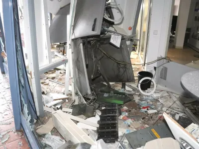 Eksplozija povzroči pravo razdejanje v okolici bankomata, s čimer so ogrožena tudi življenja ljudi v bližini. F Europol