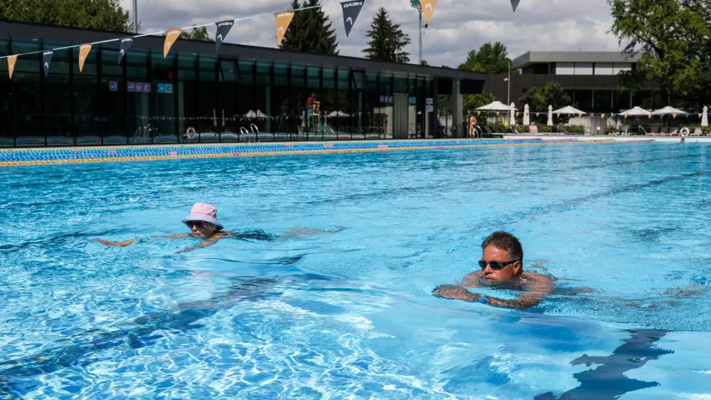 Javni zavod Šport Ljubljana bo zaradi podražitve energentov povišal cene vstopnic na kopališču Kolezija. Kakšne bodo nove cene, bo jasno do konca tega meseca.