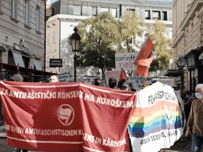 Verschwinden/Izginjanje (2022), v katerem režiserka Andrina Mračnikar raziskuje osebno, družinsko, družbeno in politično zgodovino – in sodobnost – dvojezične avstrijske Koroške.