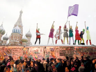 Pussy Riot na zahodni, grafitirani strani berlinskega zidu pri Brandenburških vratih, v ozadju pa ruska pravoslavna katedrala (fotomontaža).&nbsp;