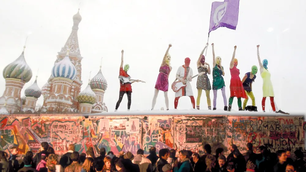 Pussy Riot na zahodni, grafitirani strani berlinskega zidu pri Brandenburških vratih, v ozadju pa ruska pravoslavna katedrala (fotomontaža).&nbsp;