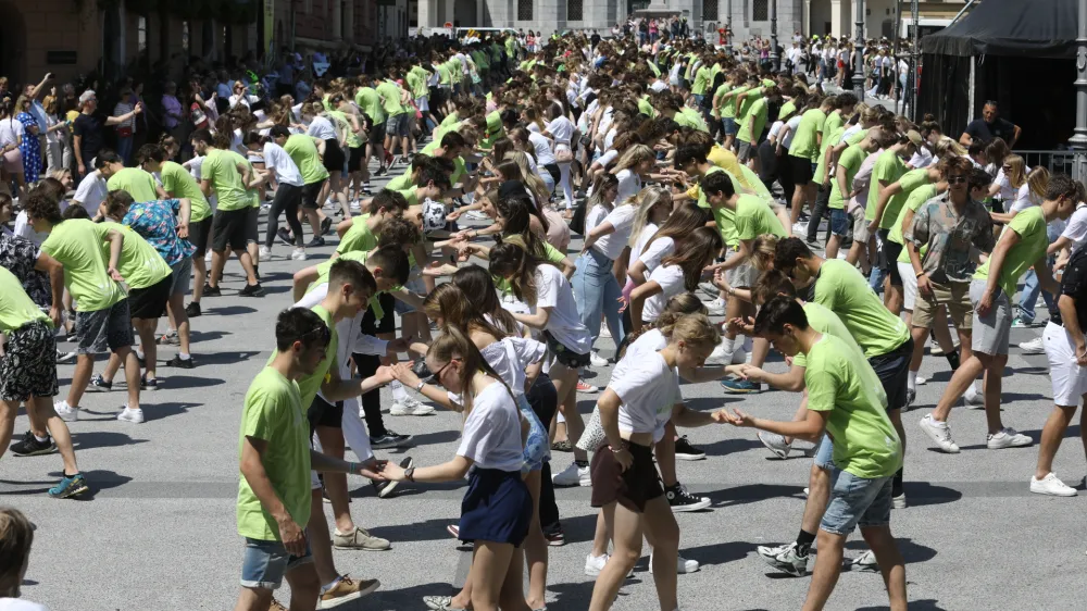 - 20.05.2022 - Maturantska parada 2022 - ples maturantske četvorke na Kongresnem trgu pod naslovom Parada ljubljanskih maturantov v organizaciji Dijaške skupnosti Ljubljana ob podpori ljubljanske mestne občine  //FOTO: Luka Cjuha
