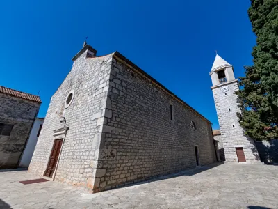 Župniku iz Sukošana je nadškofija že po prvem napadu odredila, da se mora v najkrajšem času pripraviti na administrativno primopredajo župnišča in oditi na zdravljenje.