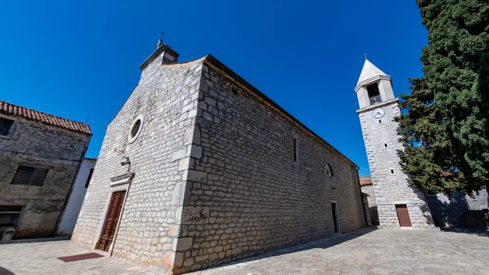 Župniku iz Suko&scaron;ana je nad&scaron;kofija že po prvem napadu odredila, da se mora v najkraj&scaron;em času pripraviti na administrativno primopredajo župni&scaron;ča in oditi na zdravljenje.