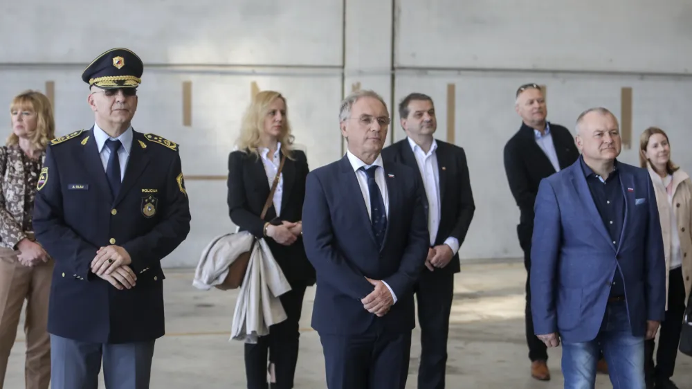 Odhajajoče vodstvo notranjega ministrstva in policije se je lotilo nakupa 43 novih strežnikov.