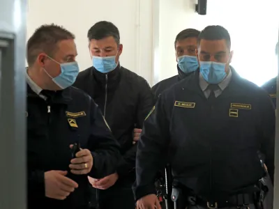 Silvu Drevenšku (drugi z leve) bodo v drugo sodili pred spremenjenim senatom. Obramba želi, da bi mu sodili tudi pred drugim sodiščem.