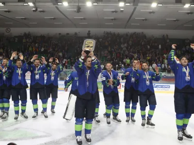 - Slovenska hokejska reprezentanca je v dvorani Tivoli prejela pokal za zmago na svetovnem prvenstvu 1. divizije (skupina A) in se desetič veselila napredovanja v elitno skupino. <br><br><br>- 08.05.2022 - hokej – Slovenija: Južna Koreja, SP divizije I, skupina A,<br> <br>//FOTO: Luka Cjuha<br>